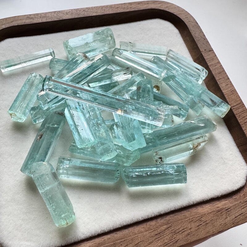 Group C Natural Columnar Mint Green Aquamarine Raw Stone Specimen, No Glue Injection, Acid Treated, Color-Enhanced, Nigeria
