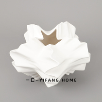 A simple modern minimalist model room dining table TV cabinet shaped white ceramic flower with soft decorations