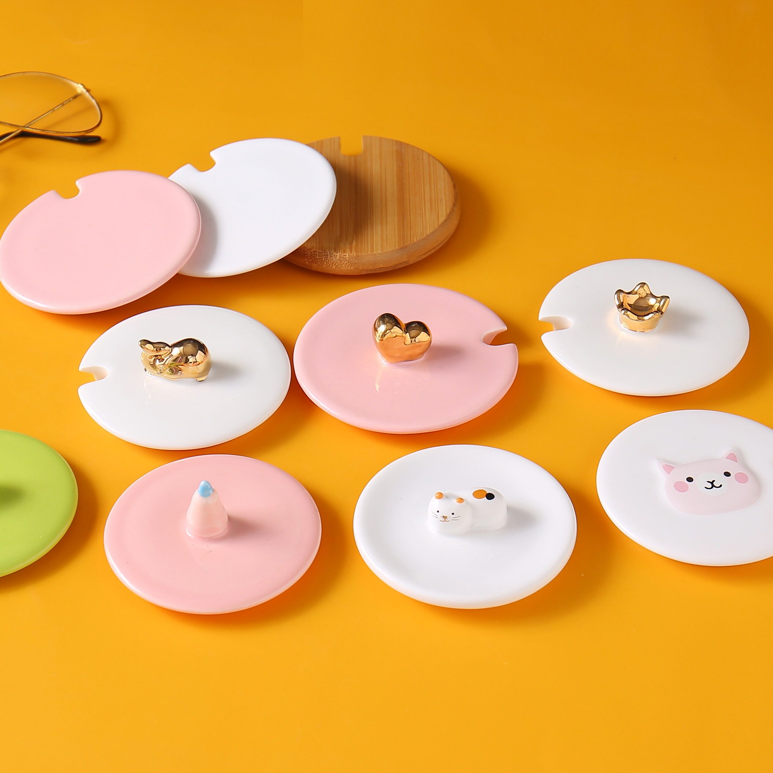 The cover ceramic idea of the Mark Cup is cute with top tea cup tea cup lid dust-proof with a hole round able to spoon