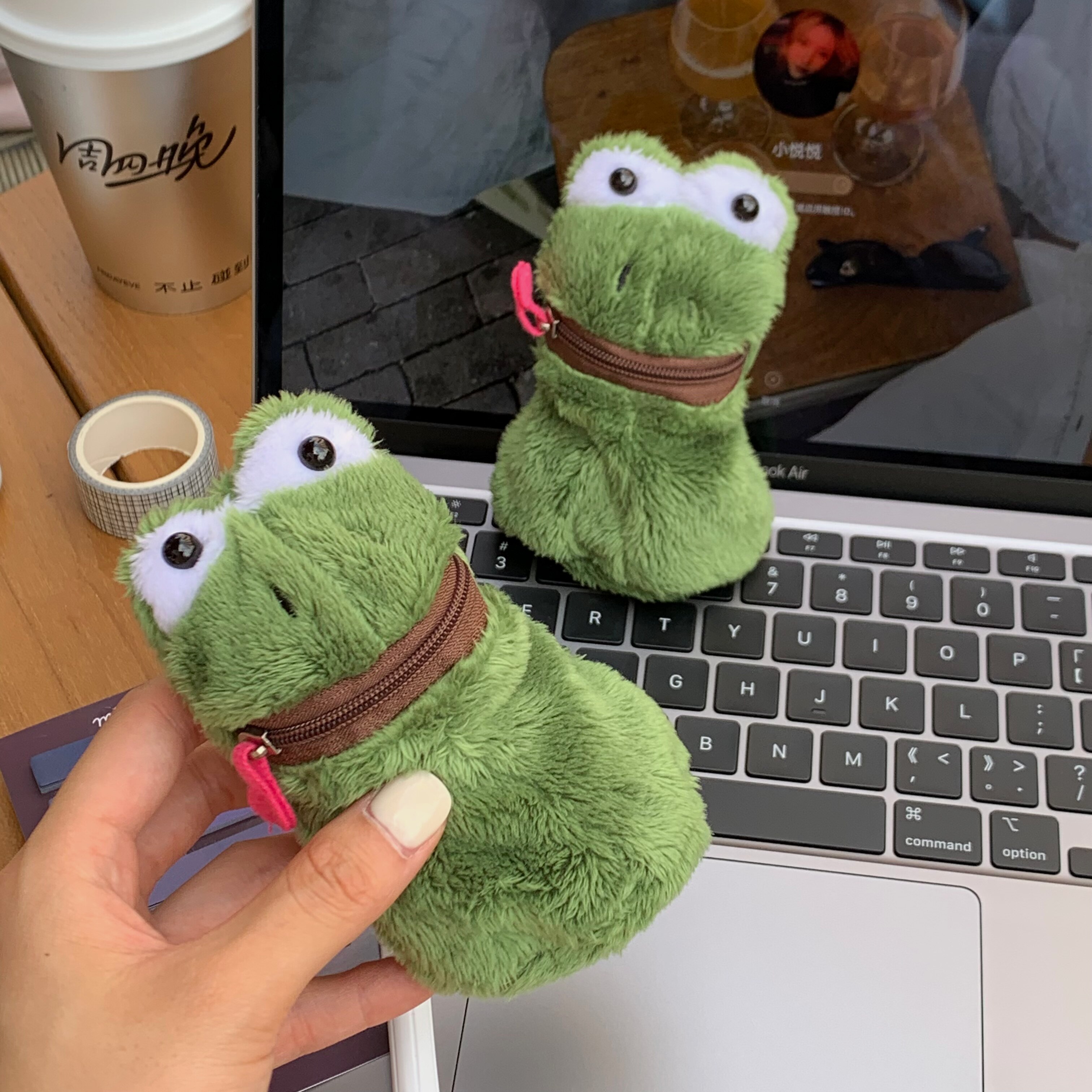 韩流席卷下的个性小物：毛绒青蛙零钱包-零钱包-淘宝百科网