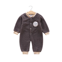 Голова темного медведя закрыта, а затем откройте внешнюю одежду