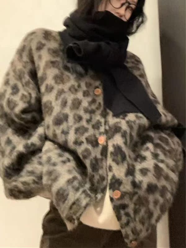 Winter Loose and Lazy Style High-End Knit Sweater Jacket, American Retro Striped Leopard Print Stunning Women's Sweater