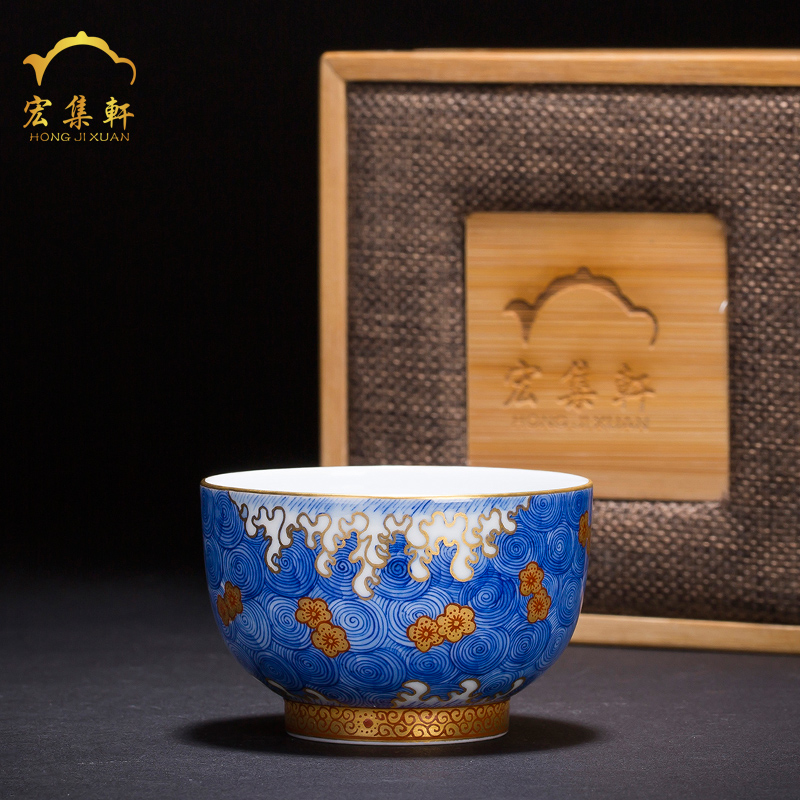 Small glass ceramic cups sample tea cup master cup single CPU jingdezhen blue and white paint pure manual. A cup of tea