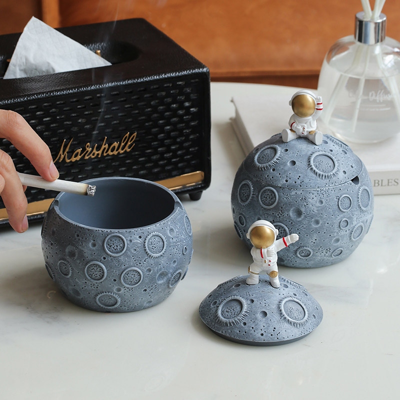 Cosmonaut Tobacco Ashtray Sends Boys Gifts Home Covered Smoke-Proof Creative Personality Office Pendulum