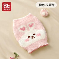 Младенец и налитый кролика по забору живота