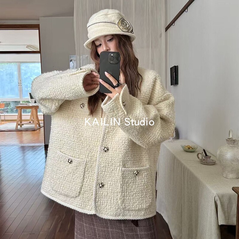 French-Style V-Neck Camellia Button Elegant Chanel-Style Woolen Coat for Women with 90% White Goose down Lining