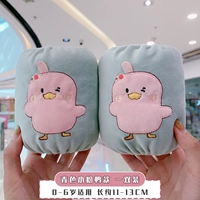 Синяя маленькая модель утки с маленькой порошкой