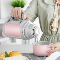 The woman with a large-capacity thermos can carry the baby with a cup bottle of water outdoors out of the 1000ml small pot