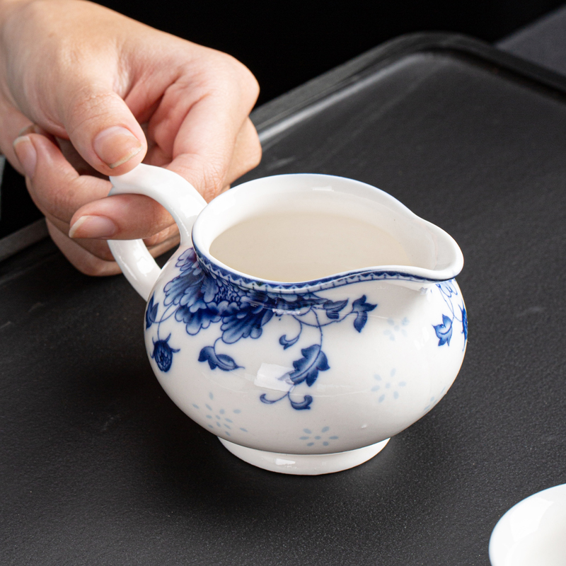 Blue and white porcelain ceramic fair tea ware ceramic fair keller cup points) suit tea tea filter and a cup of tea ware