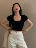 Квадратный воротник, правое плечо, черная женская футболка с короткими рукавами, новый стиль лета 2025 года, облегающий крой для горячей девушки, особенно красивый топ с узкой талией.