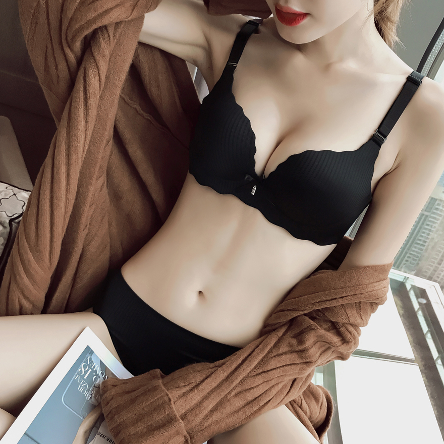 Wei Miyu is smooth and not empty cup gathers seamless underwear suit girl thickening beautiful backlit red natal year