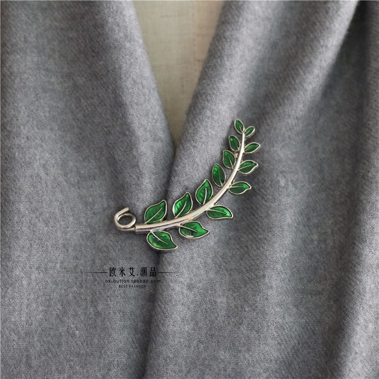 Shawl button brooch sweater knitted sweater one word collar pin retro glaze green leaf pin Japanese and Korean medium cardigan