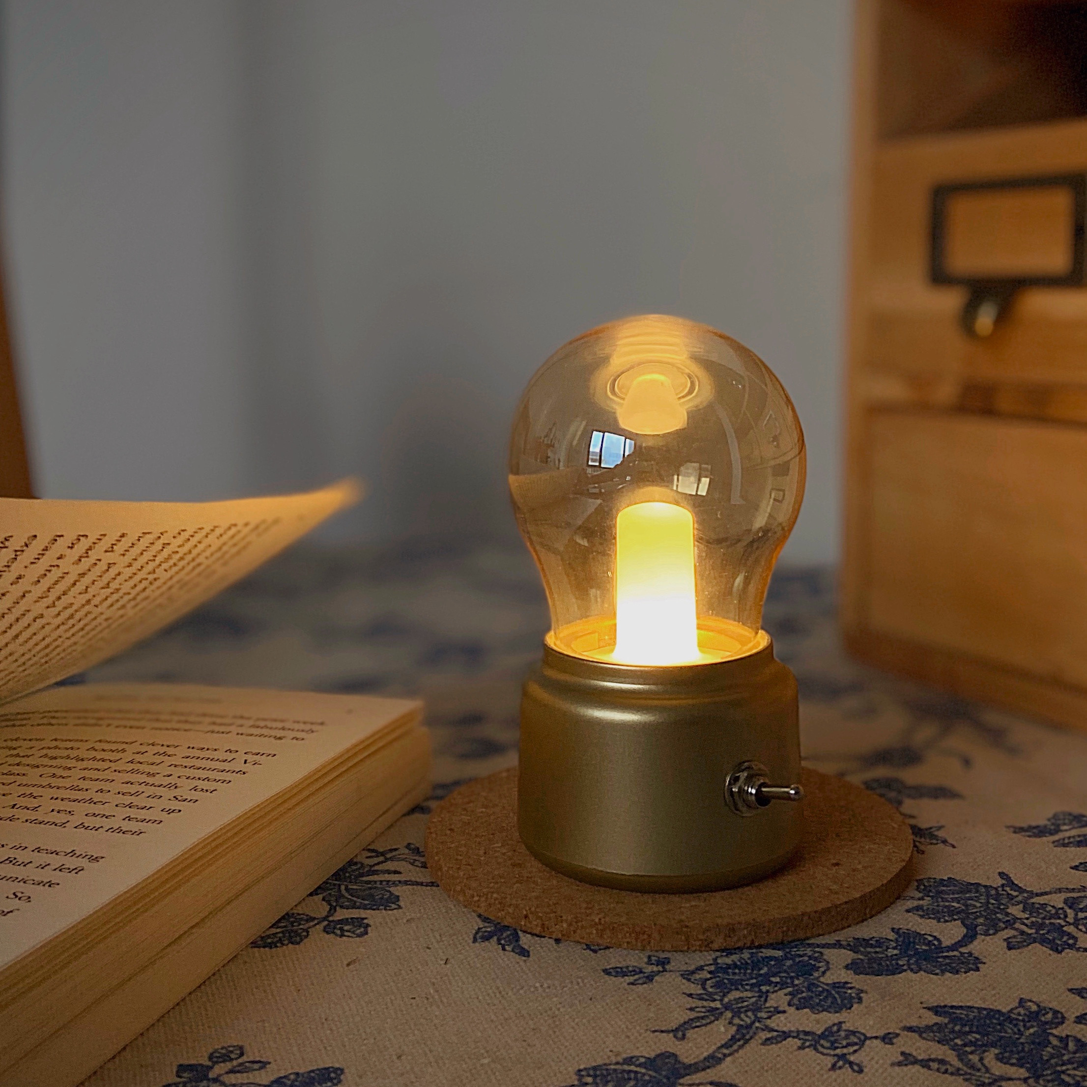 * Tomato Sen Sen * Retro night light Creative light bulb Bed lamp USB charging eye protection decoration bedroom ins ornaments