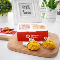 Две жареные куриные ножки в коробке