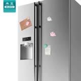 3 Установленные дверь шкафа против подушки против коллизионных подушек.