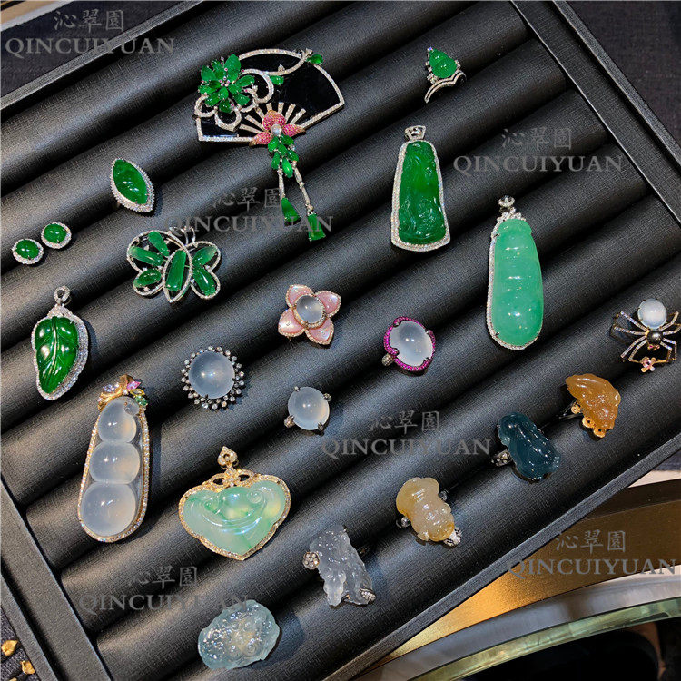 Myanmar Natural Emerald A Freight Green Green Buddha Gongyu Ping Hong Ping Hanging Ping Hanging Ping Hong