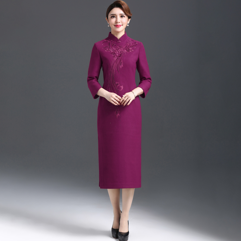 2021 autumn and winter in improved embroidery wool with long version thickened and warm Chinese wind middle-aged mother foreign dress