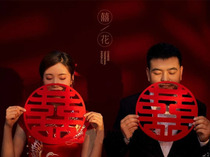 Ancient costume photography props holding double happy characters window grilles wedding beauty props Chinese style photo props ornaments