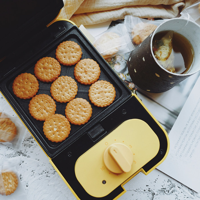 New food feast small fresh and refreshing crispy small round cake