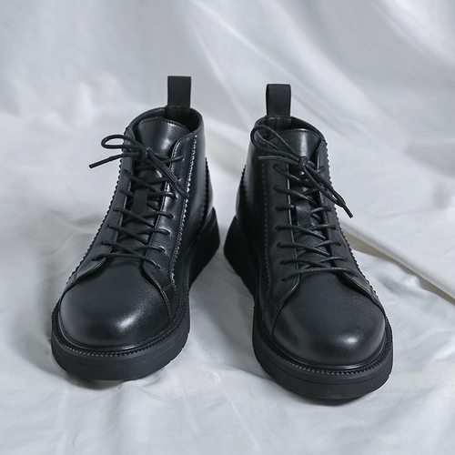 Интернет -знаменитость с низким содержанием Martin Boots Tid