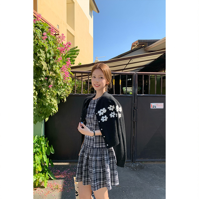 Tuuuh Picture Book Style Round Neck Knitted Cardigan for Women, Autumn and Winter Vintage Slimming Versatile Short Sweater Coat