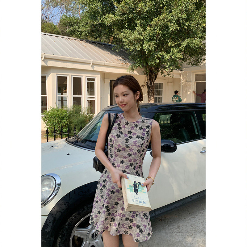 Tuuuh летнее платье без рукавов с круглым вырезом и цветочным принтом приталенное средней длины