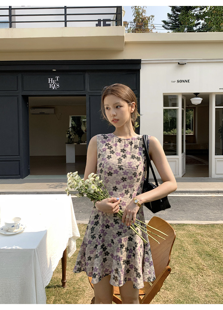 Tuuuh летнее платье без рукавов с круглым вырезом и цветочным принтом приталенное средней длины