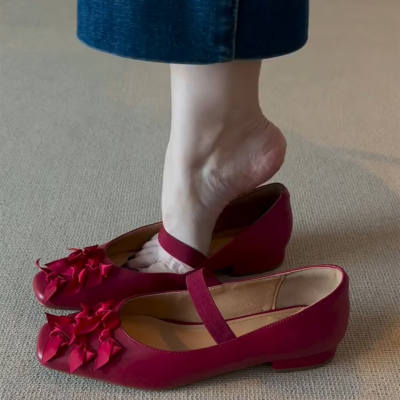 French red wedding shoes with flower drop, shallow opening, single shoes for women, Spring/Summer 2026, new niche flat one-shoulder strap Marie Jean shoes