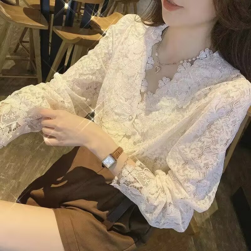 Trendy and Elegant Lace Base Shirt for Women, New Spring and Autumn Style, Loose Fit, Slimming, Long-Sleeved V-Neck Shirt, Unique Top