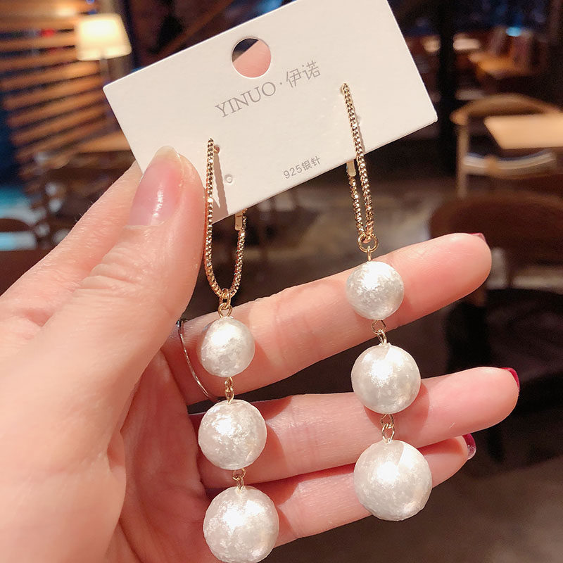 South Korea's Dongdaemun fashion big-name design sense long big pearl earrings exaggerated temperament show face thin silver needle earrings