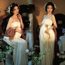 New photo studio French retro oil painting style white tube top dress for pregnant women to take photos of pregnant mommy with big belly at home