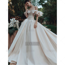 One-word shoulder silk satin wedding dress simple big tail autumn winter retro Hepburn French bride 2021 temperament thin