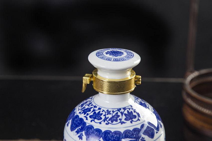 Jingdezhen 1 kg tải chai rượu vang tinh khiết màu xanh và trắng chai rượu vang đặt hộ gia đình hạt sen trắng và trắng ly uong ruou vang