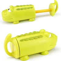 Зеленый крокодиловый пузырь воды