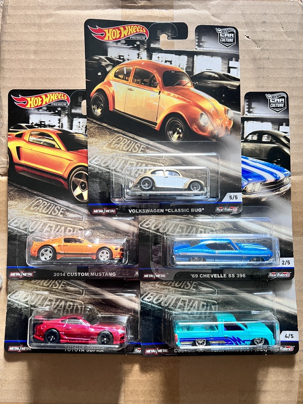 Hot Wheels Car Culture Parade Avenue 5-Car Set (Box Has a Crack)