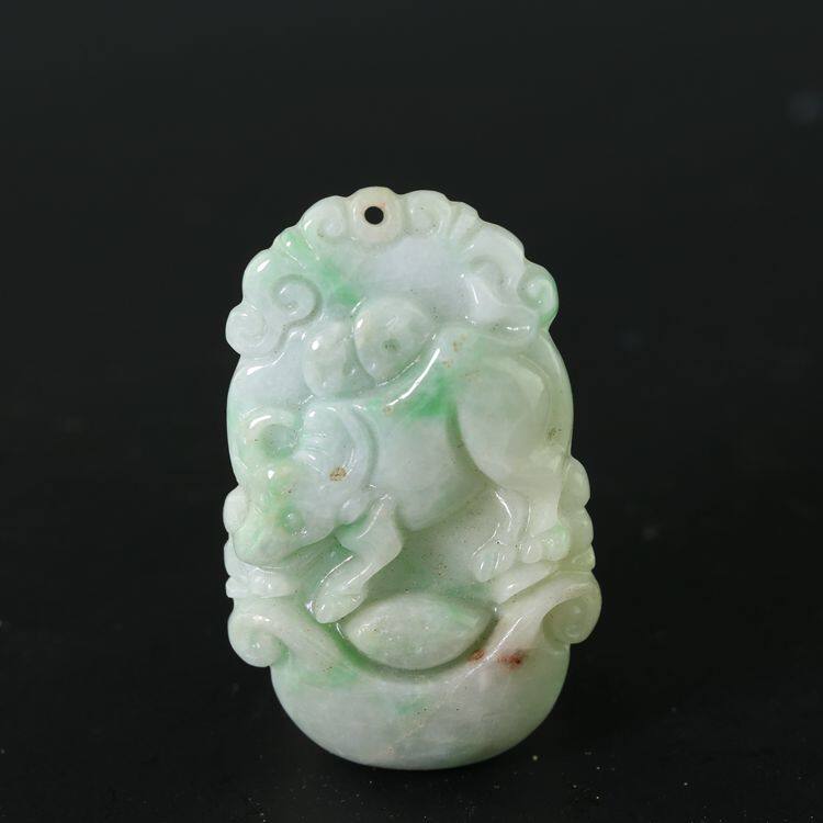Buddha's cabinet Qing Dynasty old emerald item pendant point green and old emerald brand old jade brand ox carvings emerald pendant