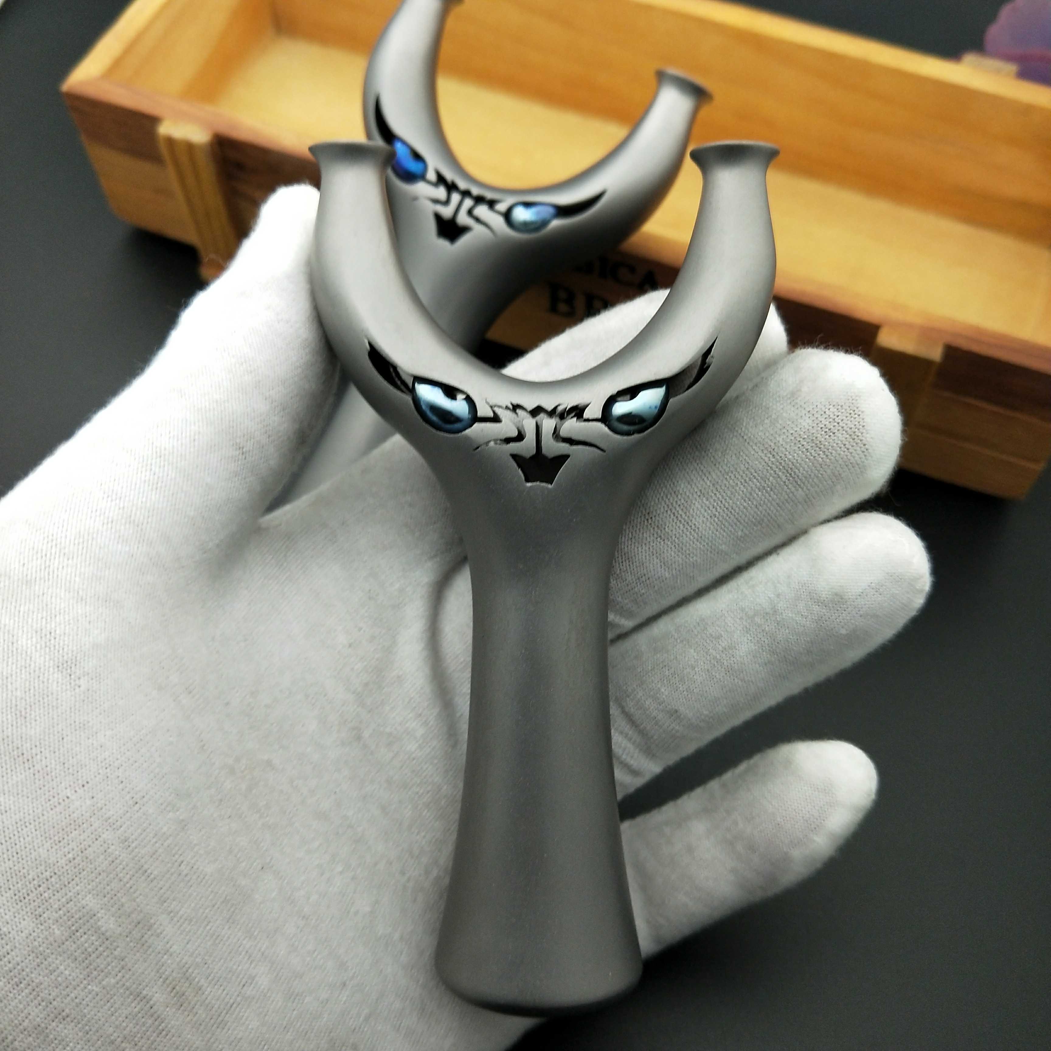 Full titanium alloy tc2 flying tiger slingshot flat leather gluten non-Yongshui tiger elephants chasing the dragon's soul to seize the bow of the work clip