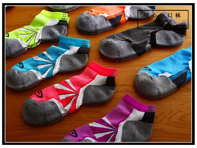 Đêm đặc biệt chạy vớ phản quang chạy nhanh khăn khô đáy quần thể thao cotton khử mùi tập thể dục bóng rổ cưỡi vớ mùa hè nam và nữ tất trắng cao cổ