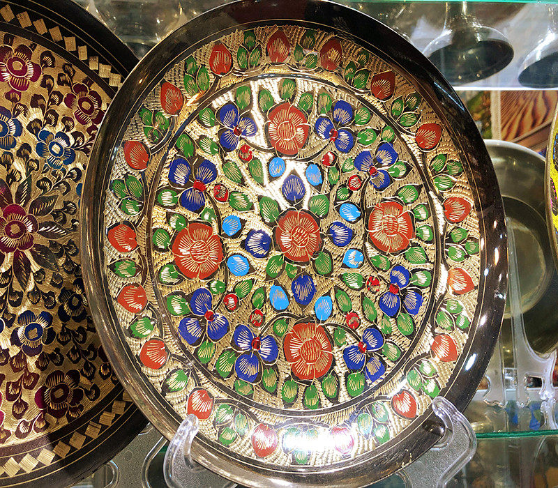 Pakistani national characteristics handmade large colorful copper plate home ornaments decorate Indian and Pakistani culture