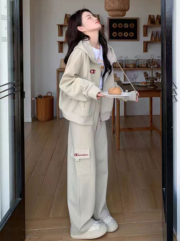 Selling Cute Champion Casual Sports Suit for Women, Popular Autum Sweatshirt, Wide-Leg Pants, Fashionable and Trendy Two-Piece Set