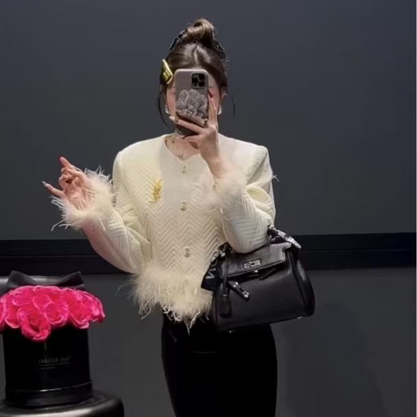 Very Stylish Light and Sophisticated Early Autumn Coat, Luxurious Winter Feather Coat with a Socialite Vibe, Ostrich Feather with a High-End Feel, Fleece-Lined, Chanel-Style