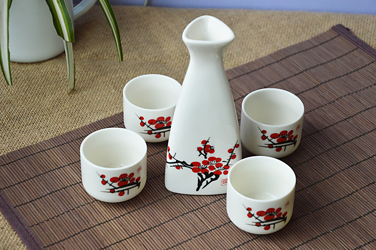 Ba hai bình rượu bằng gốm đặt một nồi bốn chén rượu vang trắng rượu mạnh hầm rượu nhỏ màu vàng chai rượu vang phục vụ gia đình chén uống rượu