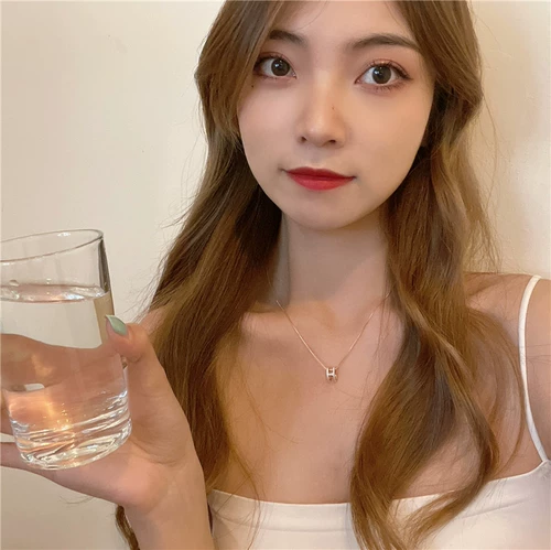 Женское ожерелье с буквами, новинка 2024 года, летняя нишевая дизайнерская цепочка на ключицу, легкая роскошная ниша, универсальная декоративная цепочка 𫔀