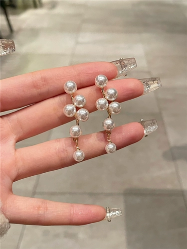 Летние серьги из жемчуга, небольшие дизайнерские клипсы, 2023 года, изысканный стиль, яркий броский стиль, легкий роскошный стиль, без проколов ушей