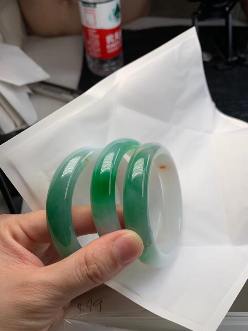 Your Elegant Emerald Bracelet Live dedicated to super-connected