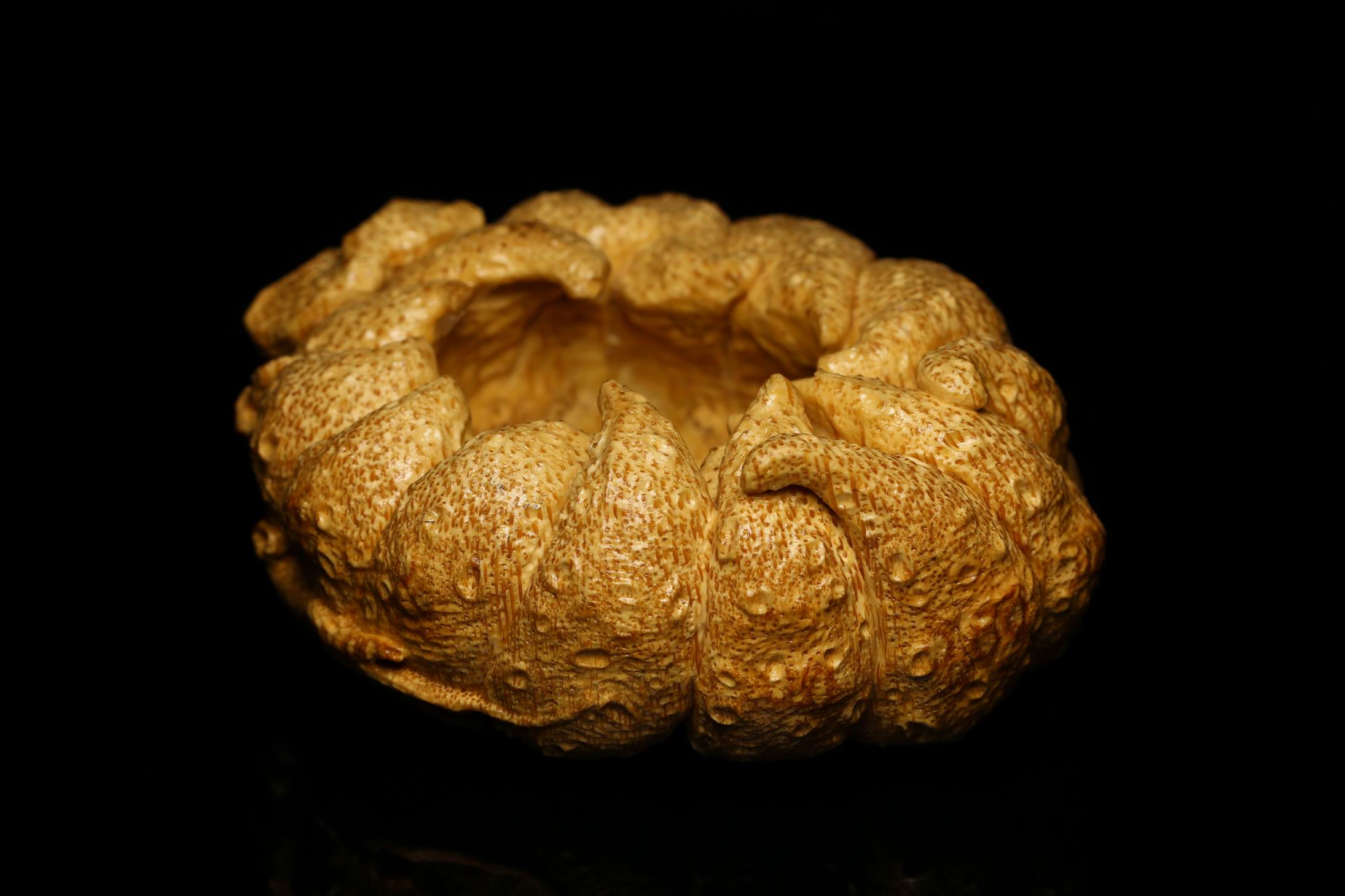 Bamboo root bamboo carving bamboo root carving famous new handle ornament lotus leaf pen wash