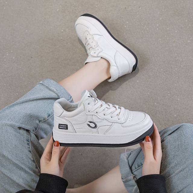 ເກີບຫນັງແທ້ສີຂາວສໍາລັບແມ່ຍິງ 2024 ພາກຮຽນ spring ເກີບ sneakers versatility ໃຫມ່ກິລາເກີບບາດເຈັບແລະຫນາ-soled ສູງເທິງເກີບແມ່ຍິງ