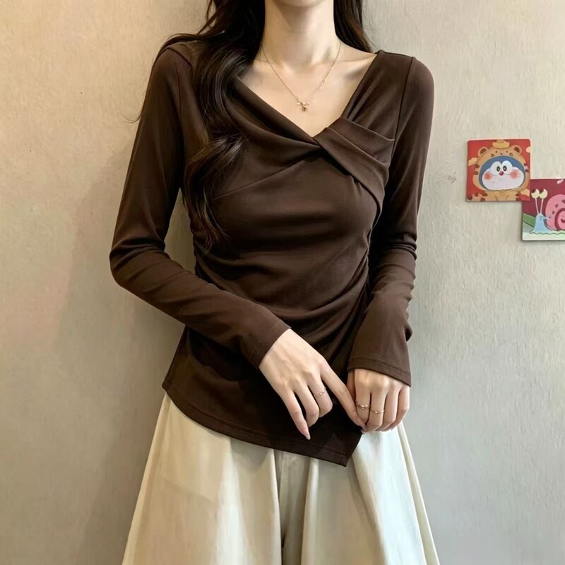 Pure Desire Coffee-Colored Cross-Twist V-Neck T-Shirt for Women, New Autumn Style with Side Pleats and Irregular Hem, Slim-Fit Top, Trendy