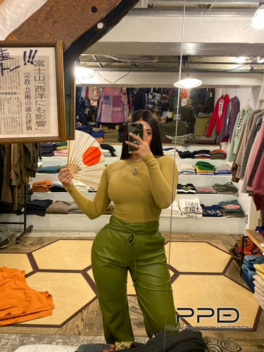 5 Рекомендуемые измельченные волосы с легким волос Ким, те же самые ультра -высокие бомбы без границ безграничной вырез, демонстрируя грудь, длинные рукава, большие рукава t 20.1