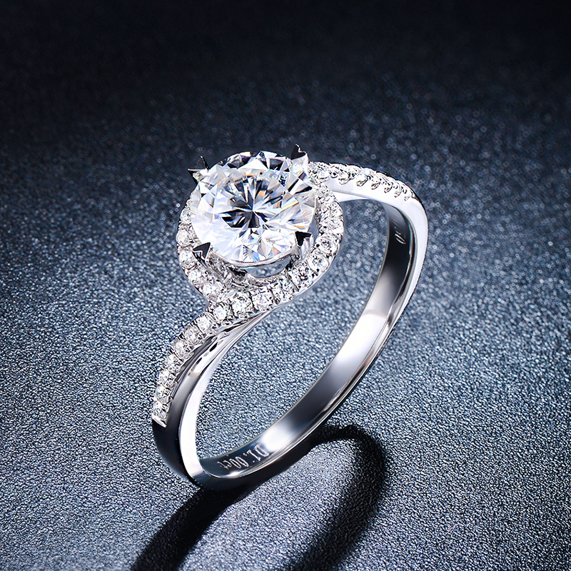 Mosanite 1 carat 18K platinum diamond ring girl around the arm of the brain claw diamond ring propose marriage